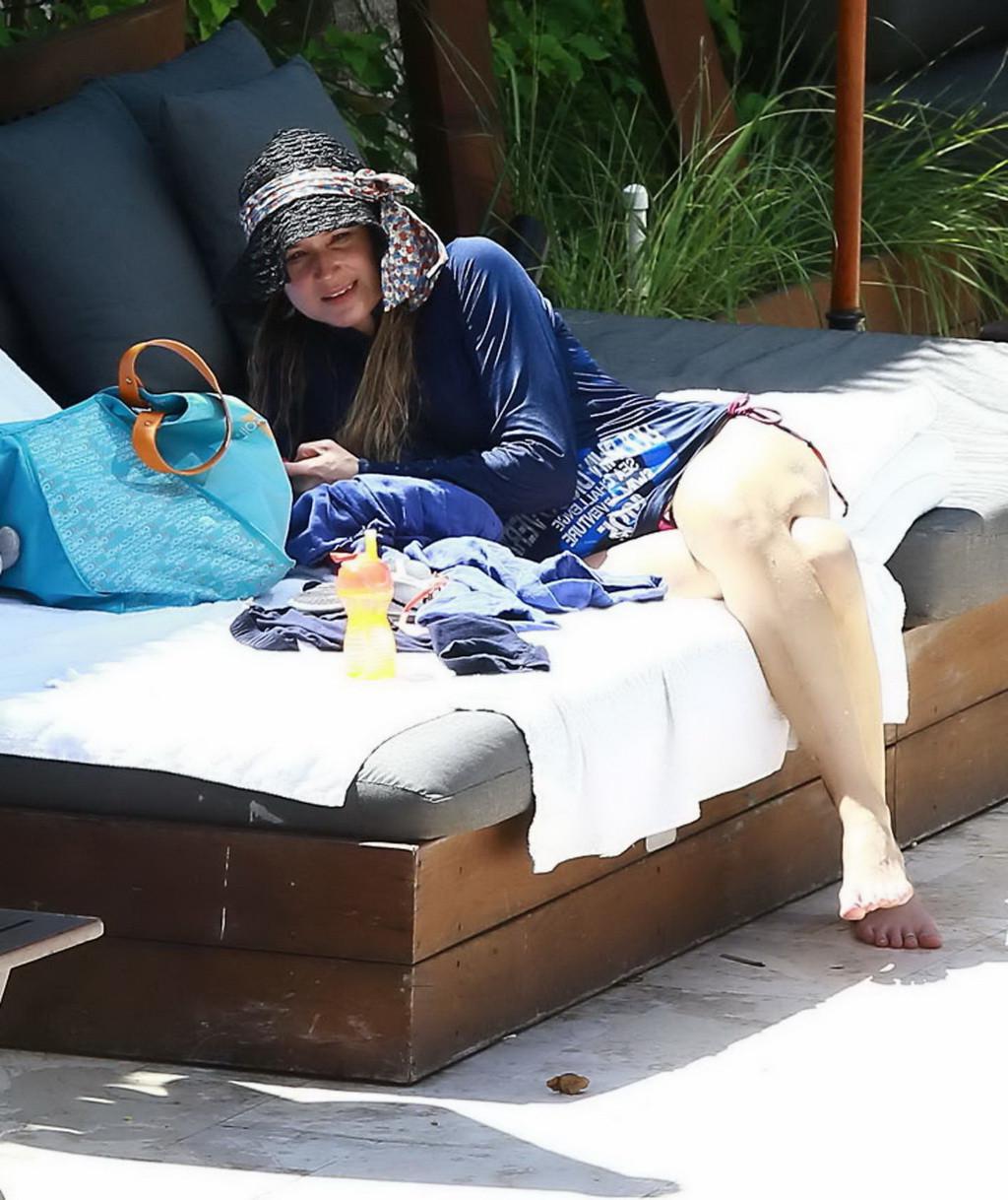 16P Jewel Kilcher shows off her round ass in floral bikini bottom at the pool in Mia