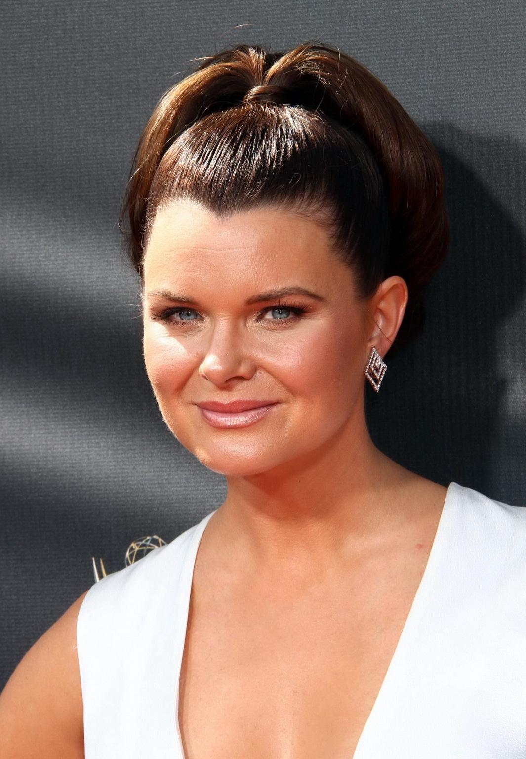 16P Heather Tom showing huge cleavage at the 42nd Annual Daytime Emmy Awards at Warn
