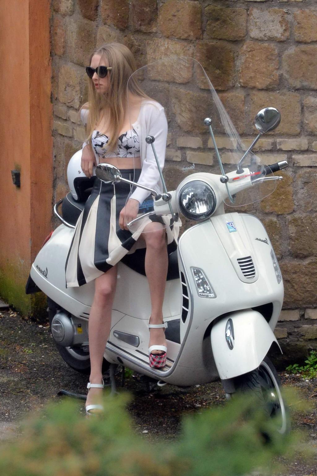 16P Amanda Seyfried showing cleavage and upskirt at the photoshoot in Rome