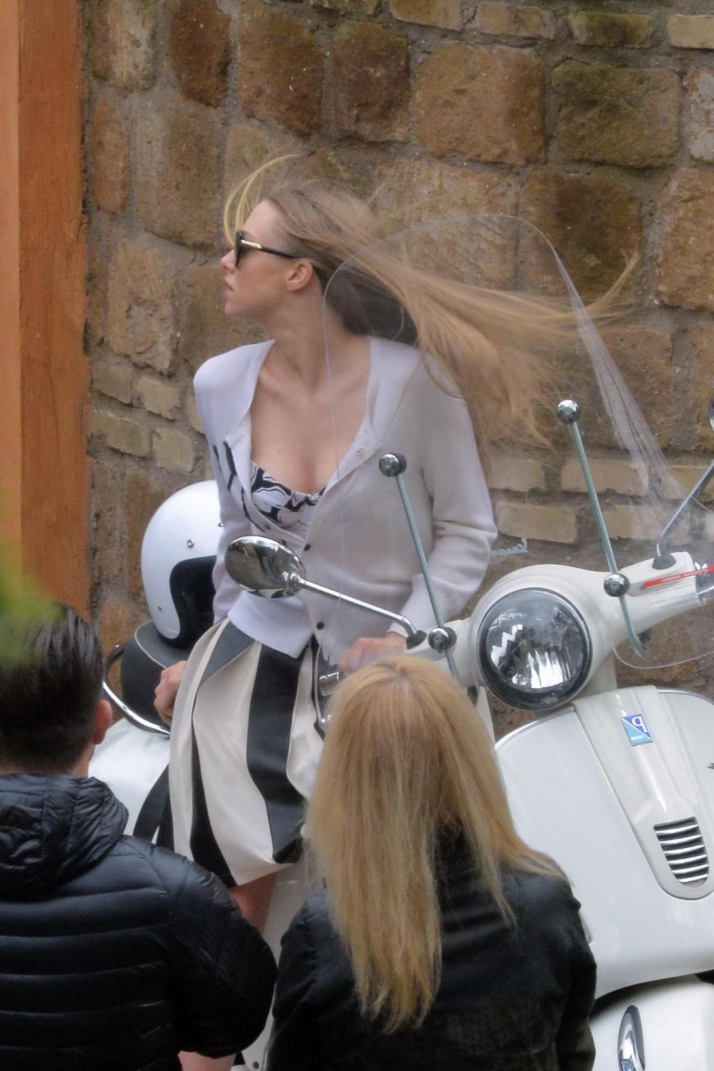 16P Amanda Seyfried showing cleavage and upskirt at the photoshoot in Rome