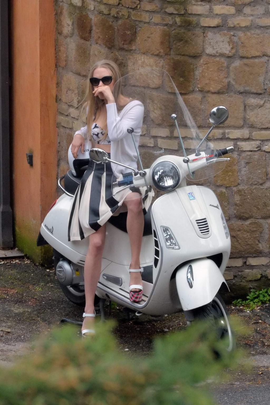 16P Amanda Seyfried showing cleavage and upskirt at the photoshoot in Rome