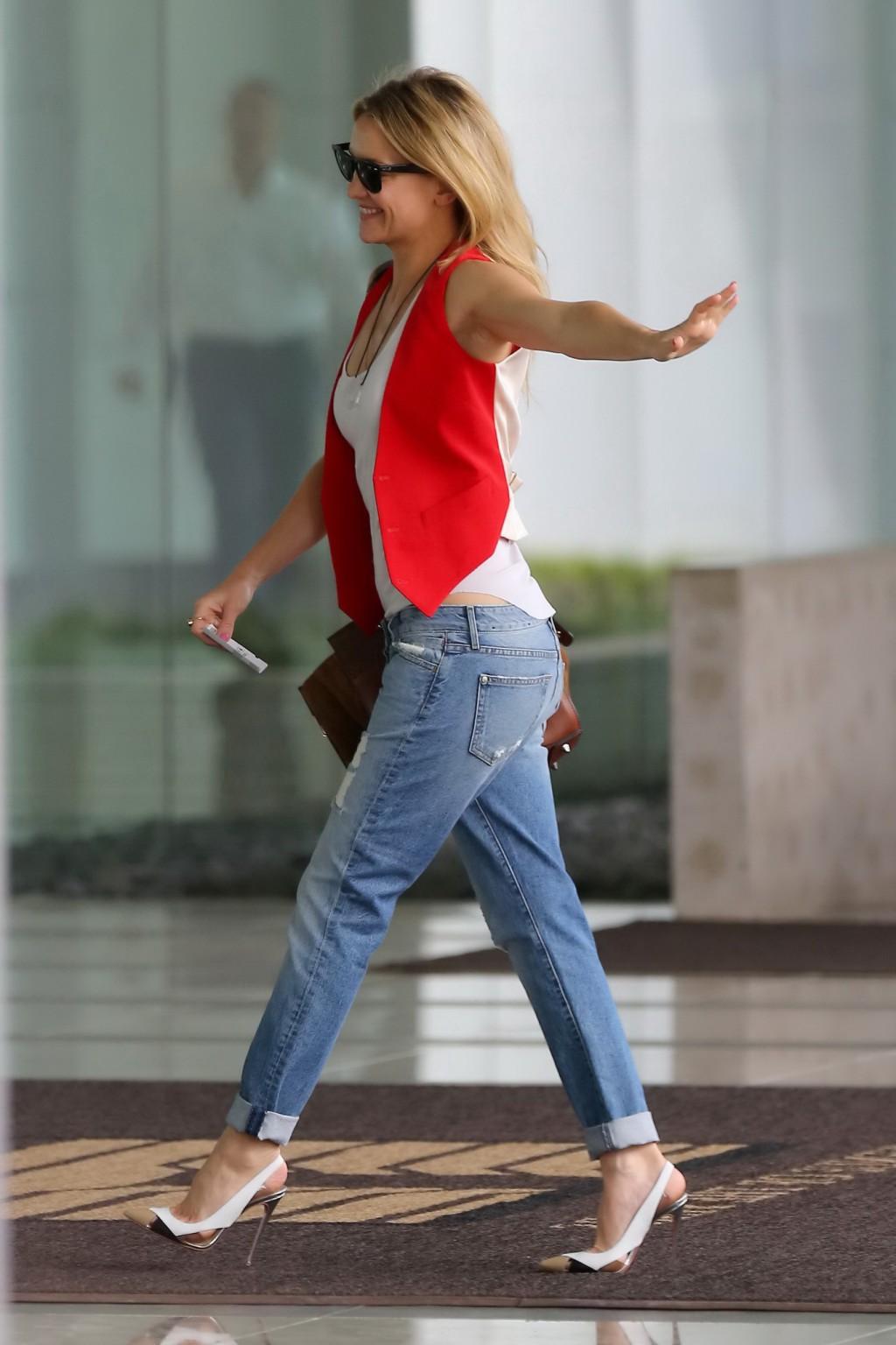 16P Kate Hudson showing big cleavage in skimpy white top and ripped jeans out in Cen