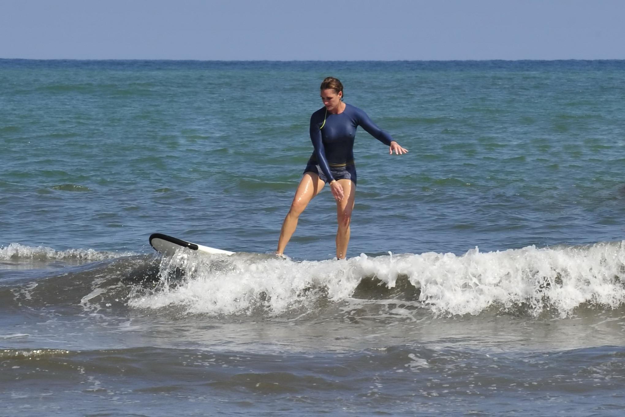 16P Brooke Shields busty showing her nipple pokies while surfing at the beach in Cos