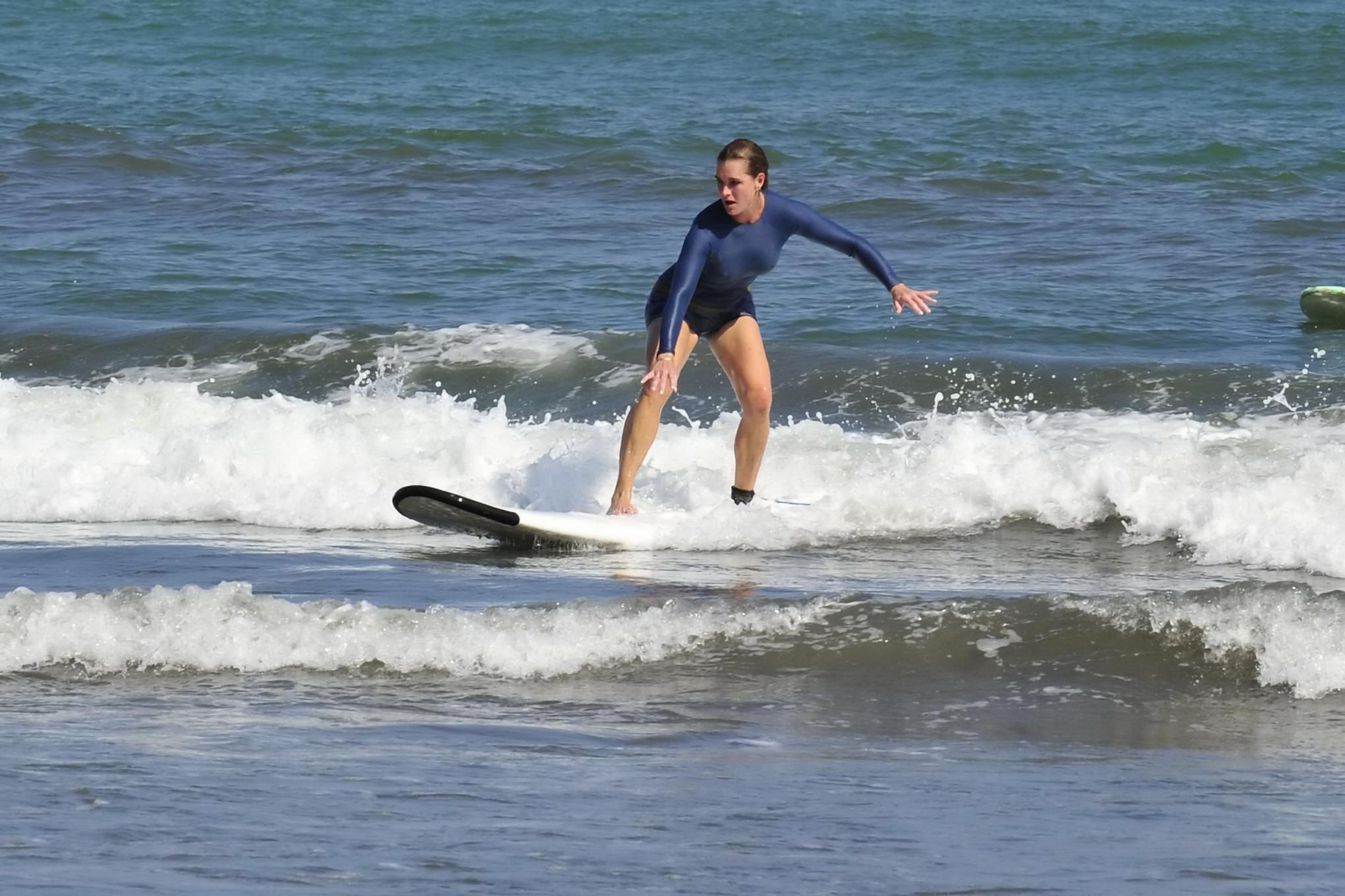 16P Brooke Shields busty showing her nipple pokies while surfing at the beach in Cos