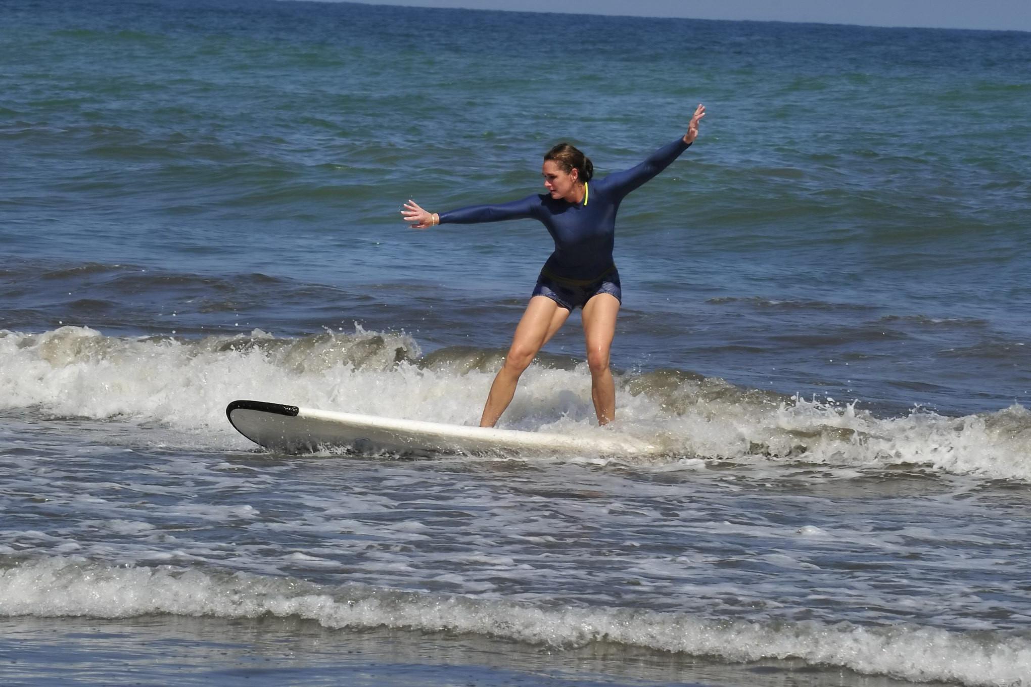 16P Brooke Shields busty showing her nipple pokies while surfing at the beach in Cos