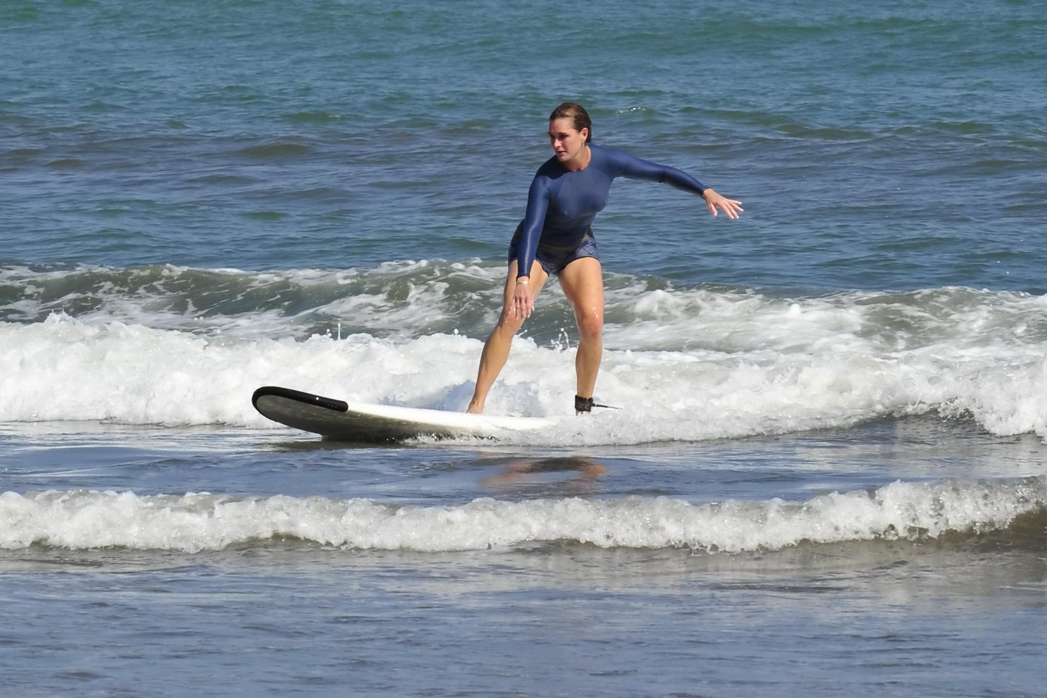 16P Brooke Shields busty showing her nipple pokies while surfing at the beach in Cos