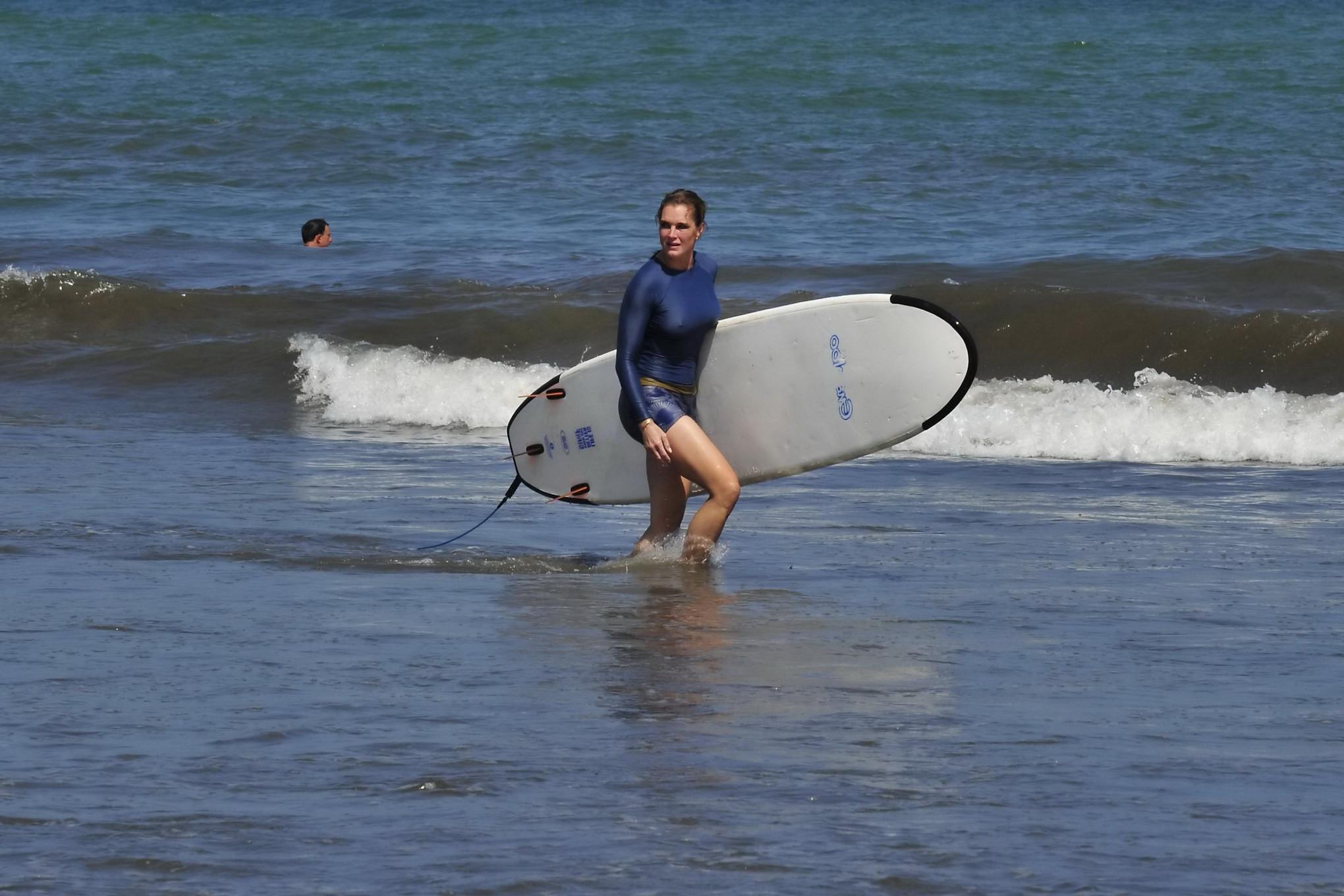 16P Brooke Shields busty showing her nipple pokies while surfing at the beach in Cos