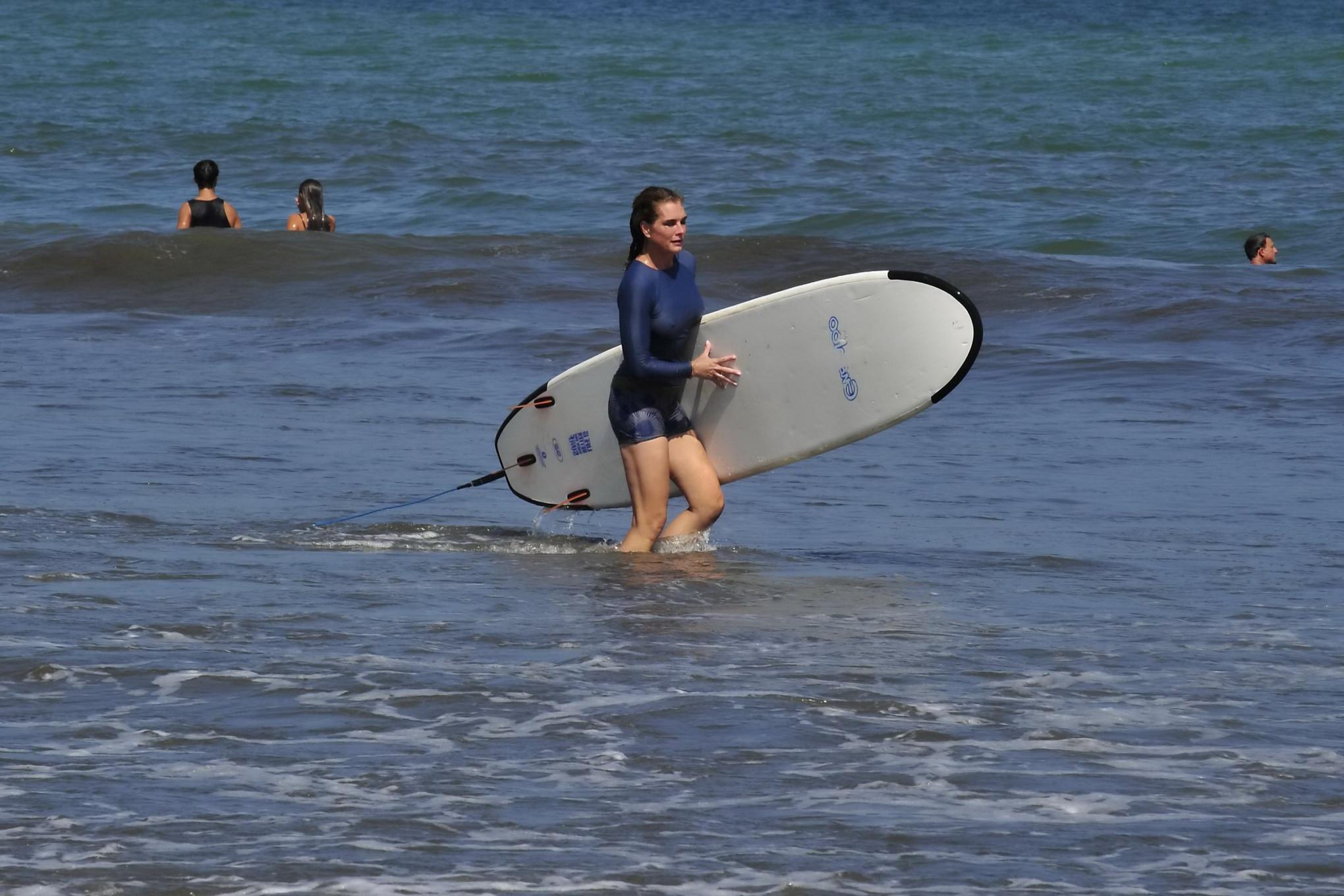 16P Brooke Shields busty showing her nipple pokies while surfing at the beach in Cos