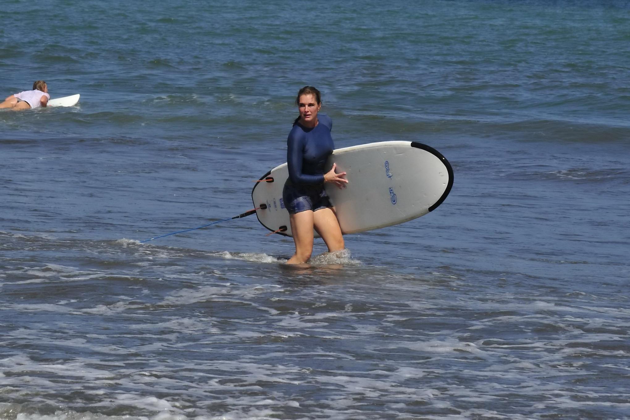 16P Brooke Shields busty showing her nipple pokies while surfing at the beach in Cos