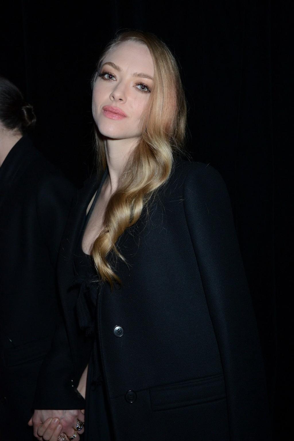 16P Amanda Seyfried showing big cleavage in black outfit while arriving to the Given
