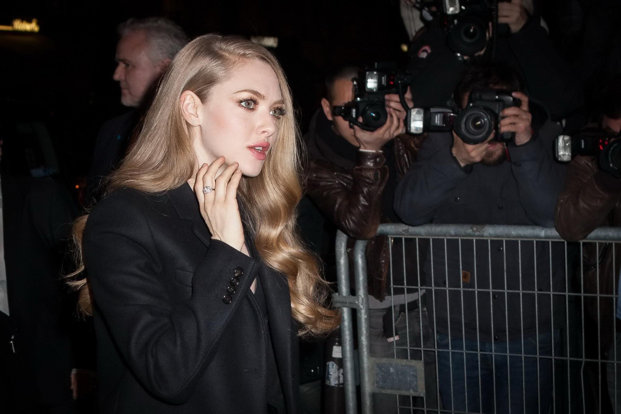 16P Amanda Seyfried showing big cleavage in black outfit while arriving to the Given