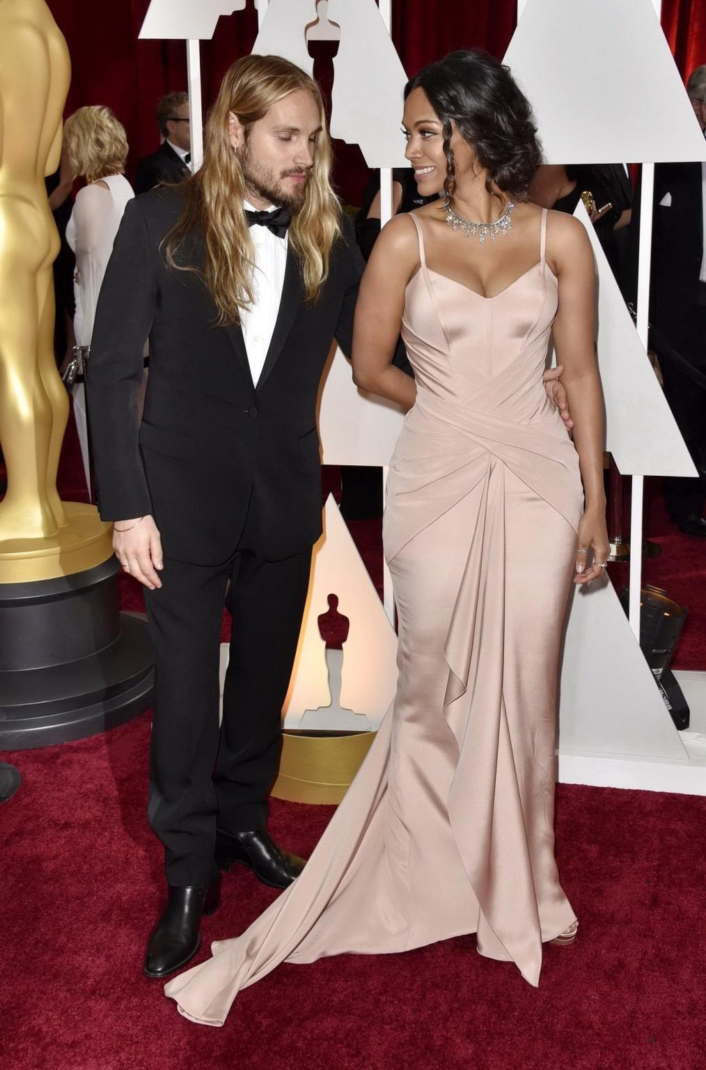 16P Zoe Saldana showing huge cleavage at the 87th Annual Academy Awards