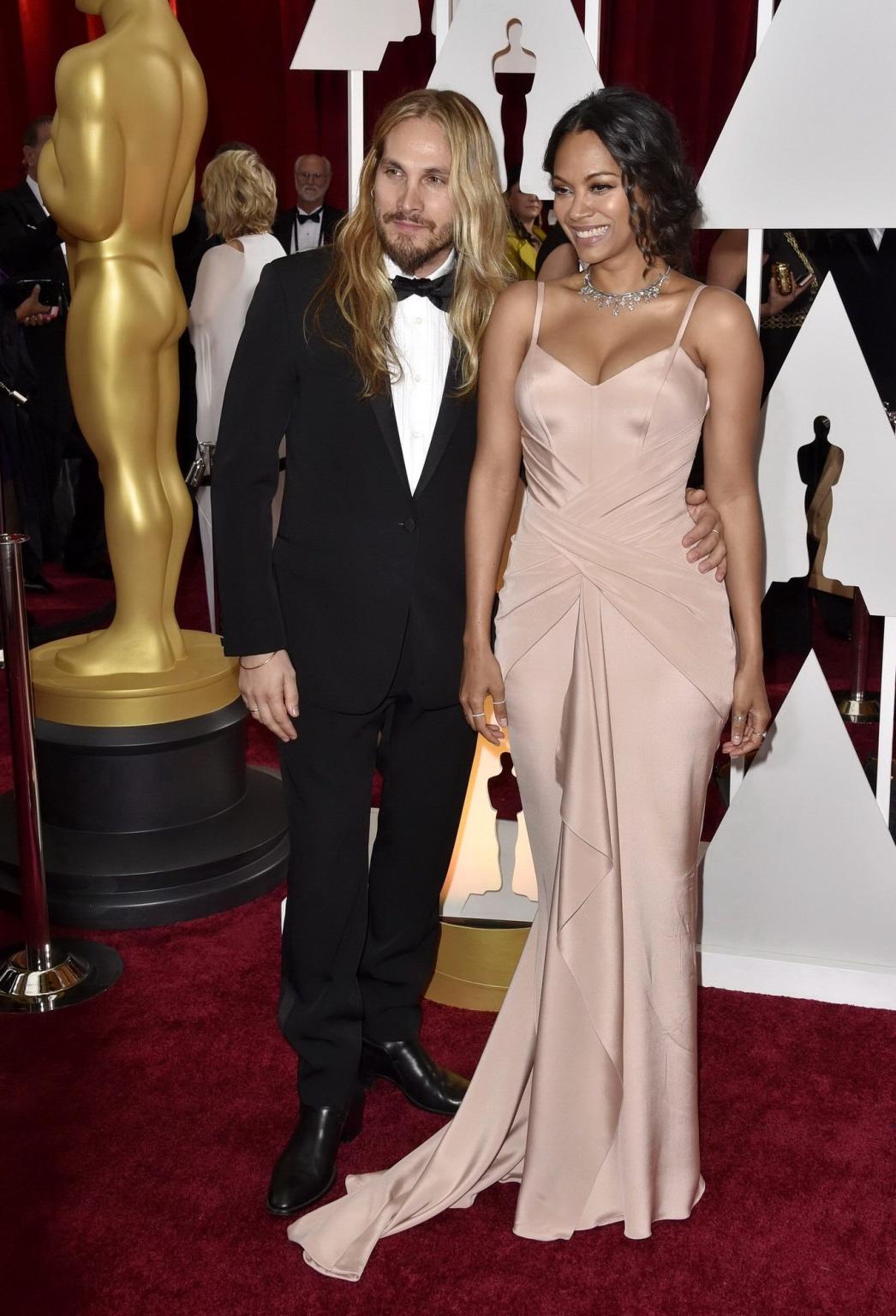 16P Zoe Saldana showing huge cleavage at the 87th Annual Academy Awards