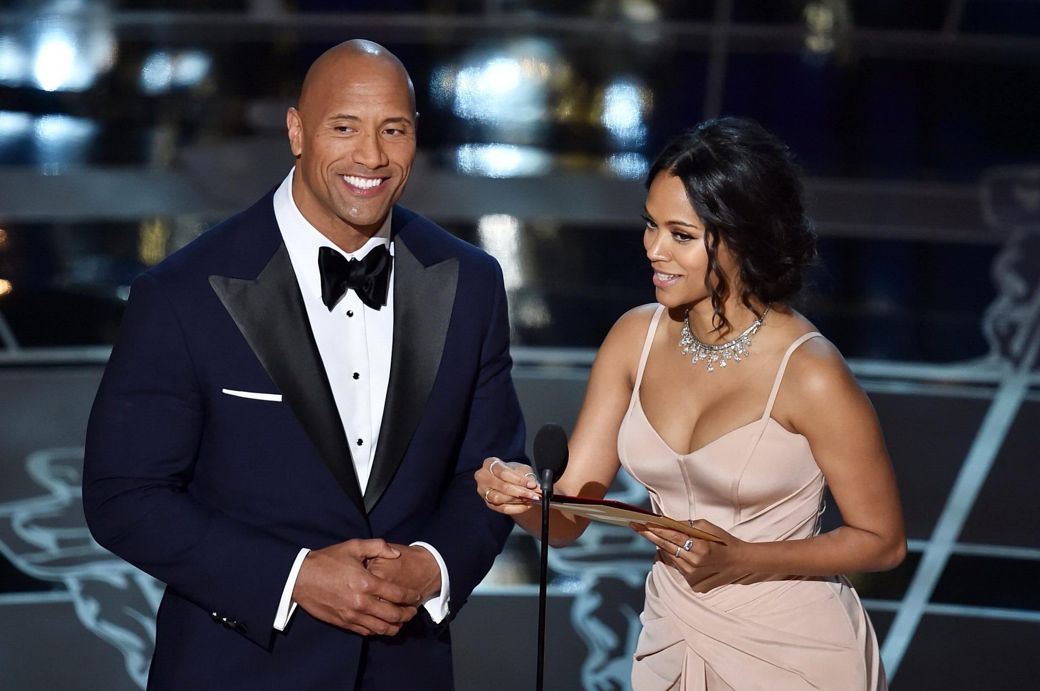 16P Zoe Saldana showing huge cleavage at the 87th Annual Academy Awards