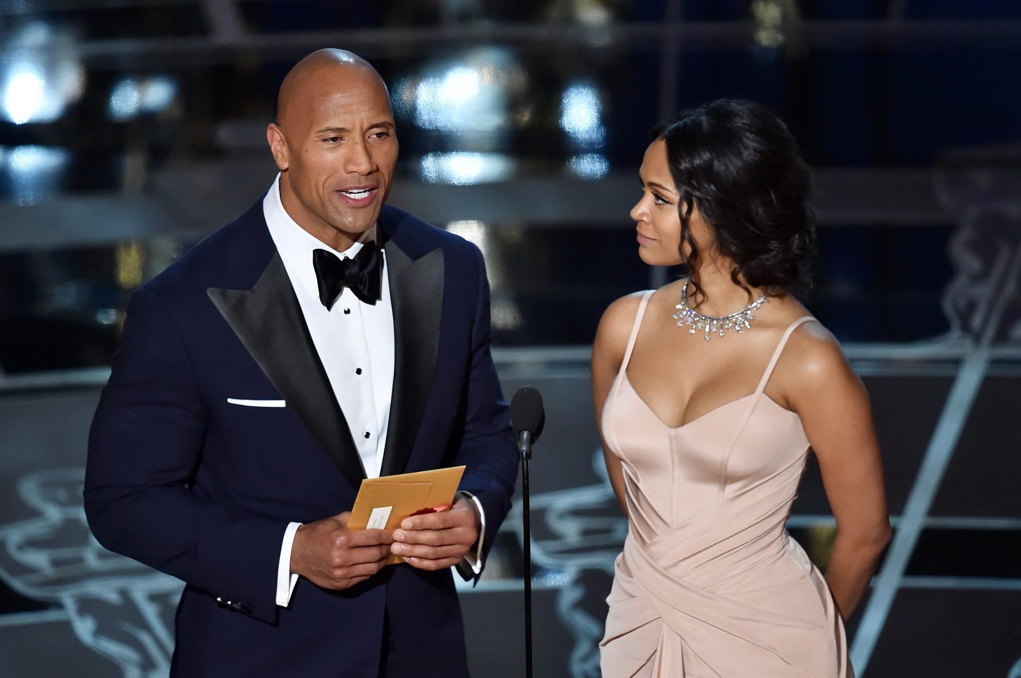 16P Zoe Saldana showing huge cleavage at the 87th Annual Academy Awards
