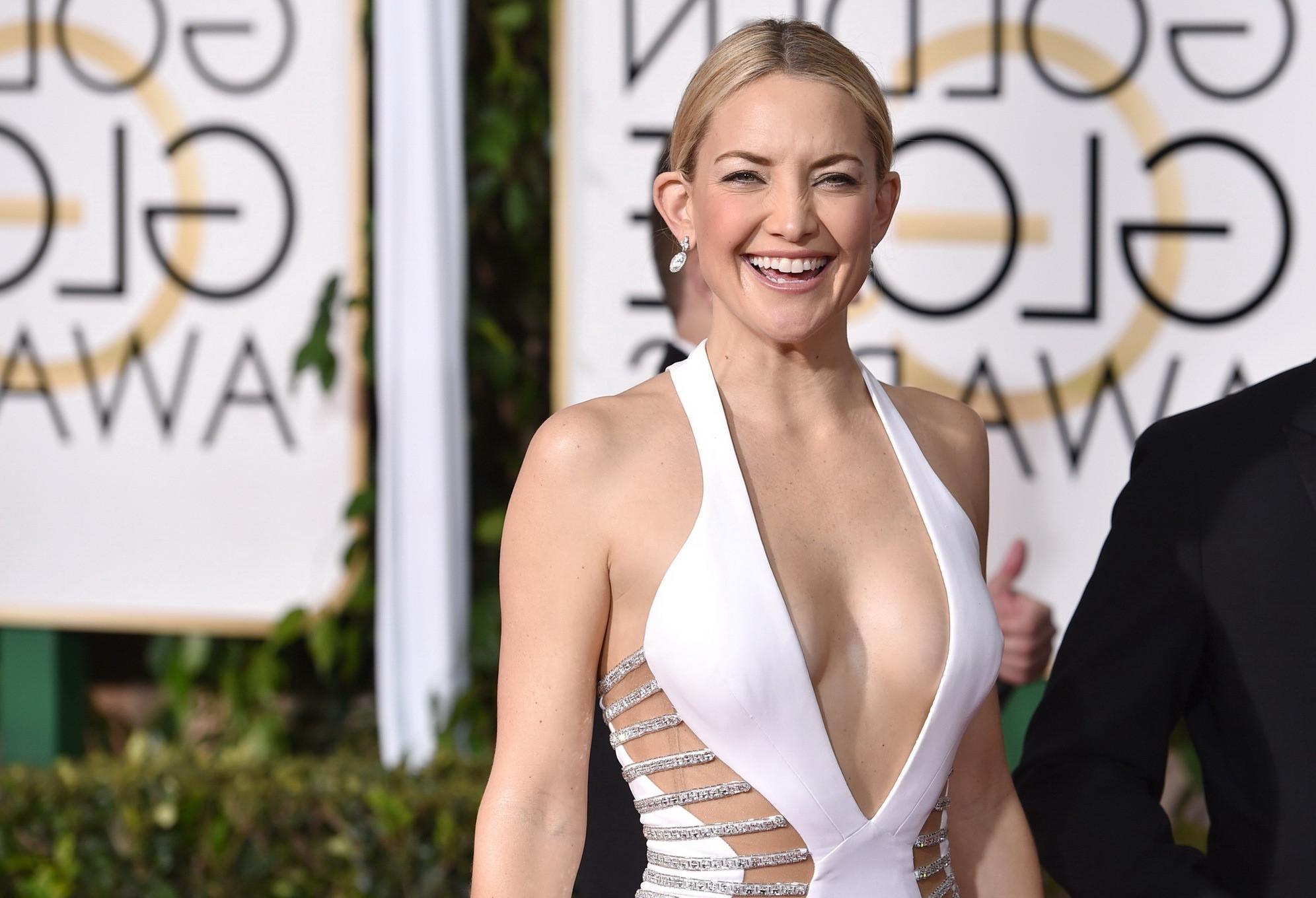 16P Kate Hudson braless showing huge cleavage at 72nd Annual Golden Globe Awards in 