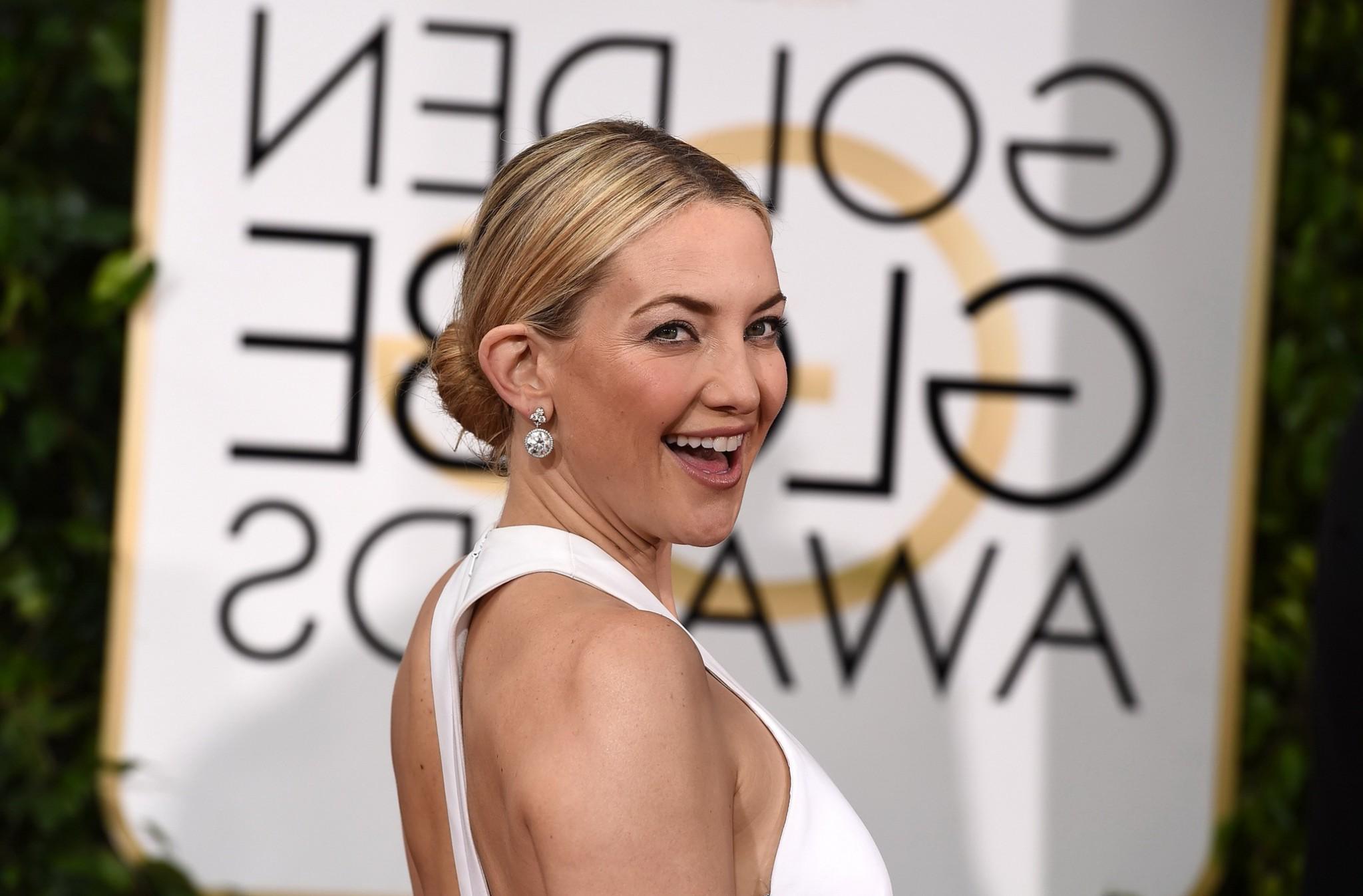 16P Kate Hudson braless showing huge cleavage at 72nd Annual Golden Globe Awards in 