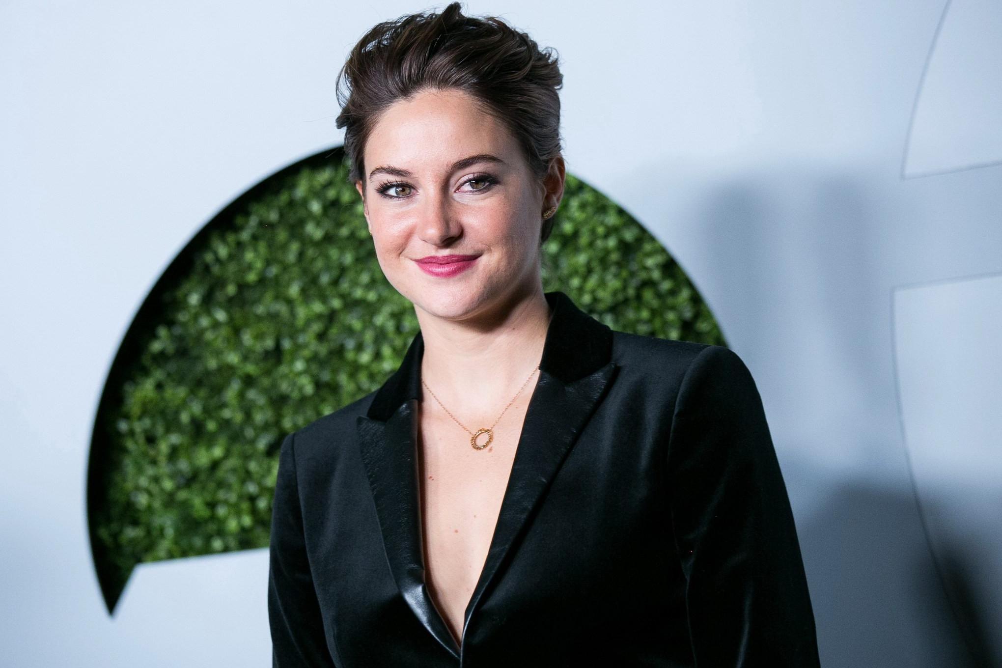 16P Shailene Woodley showing cleavage at the 2014 GQ Men Of The Year Party in LA