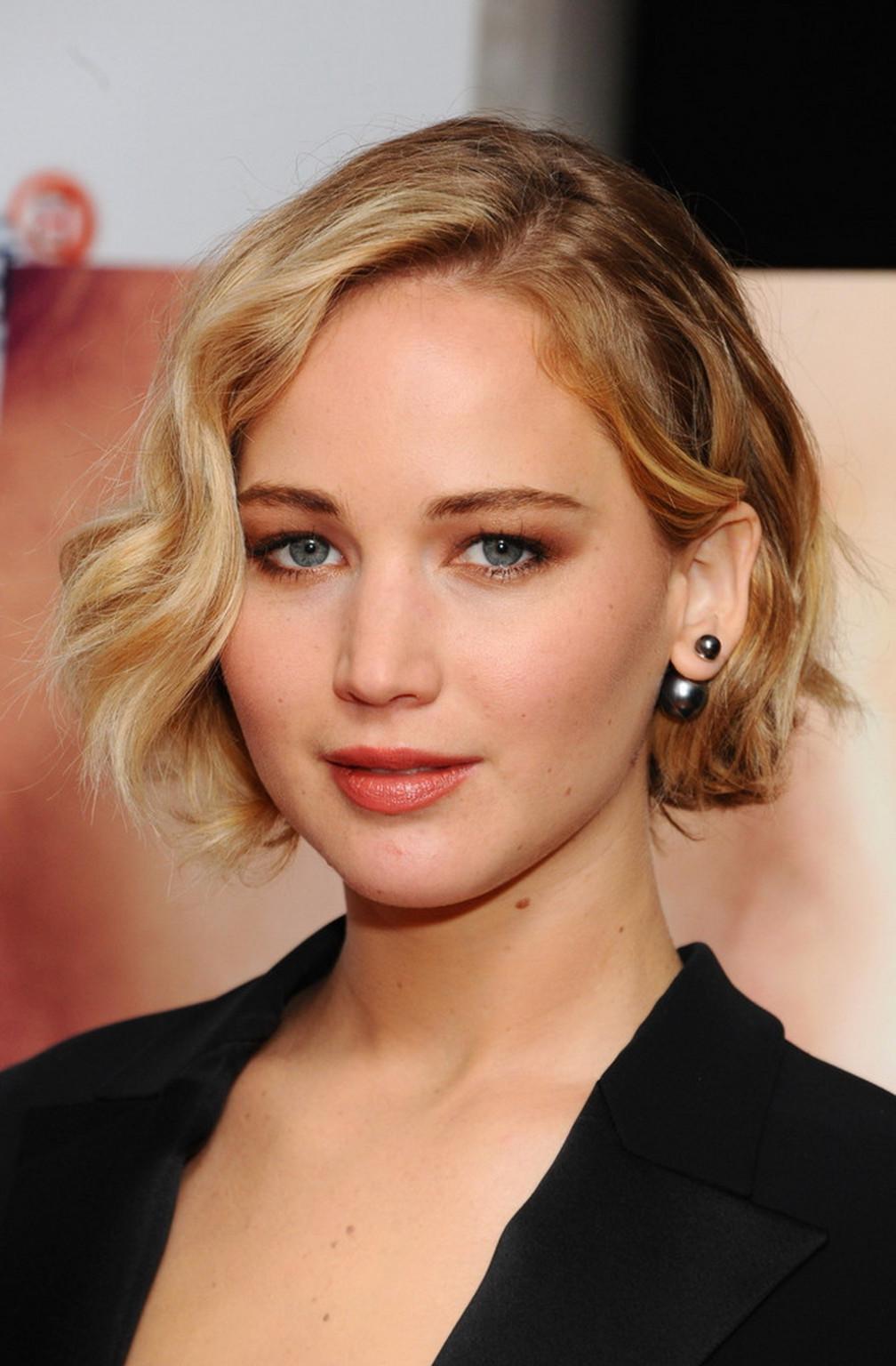 10P Jennifer Lawrence braless showing cleavage at the premiere of Serenal in London