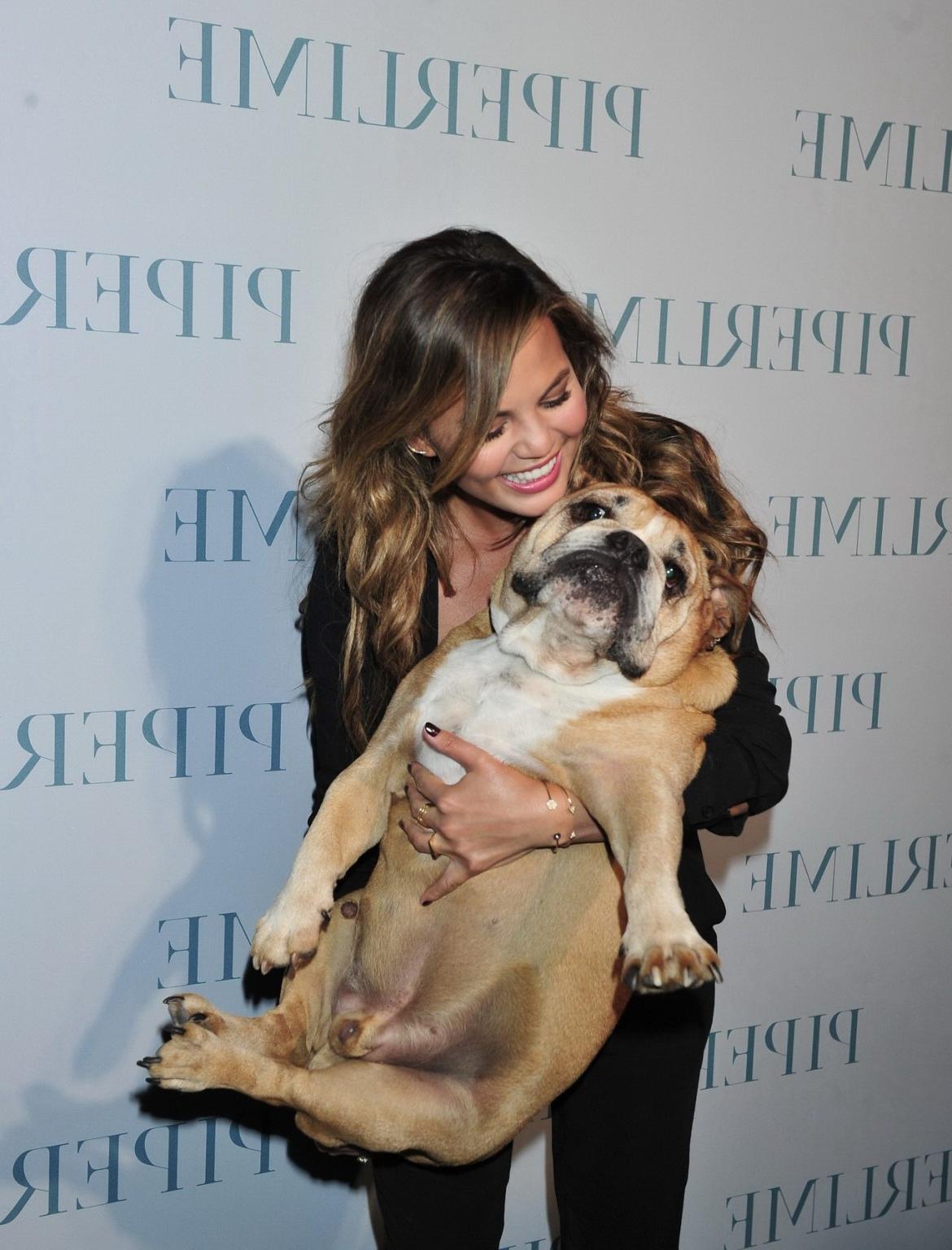 10P Chrissy Teigen braless  cleavy petting two ugly bulldogs at the new Piperlime co