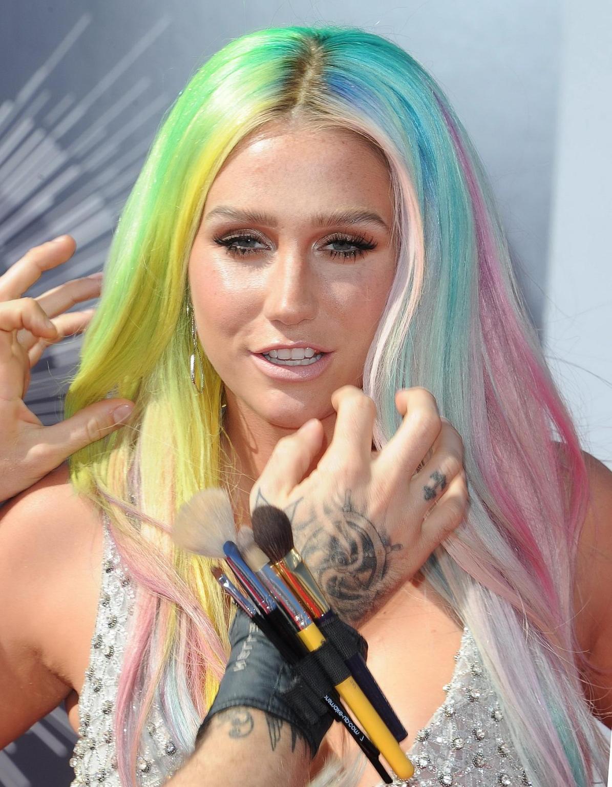 16P Kesha showing huge cleavage at the 2014 MTV Video Music Awards in Inglewood