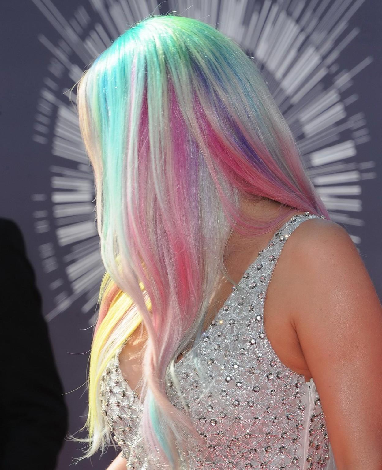 16P Kesha showing huge cleavage at the 2014 MTV Video Music Awards in Inglewood