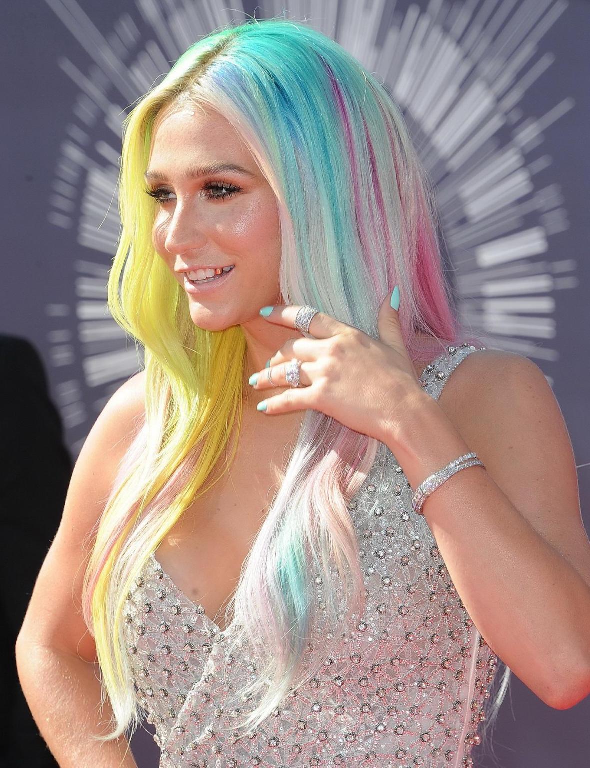 16P Kesha showing huge cleavage at the 2014 MTV Video Music Awards in Inglewood