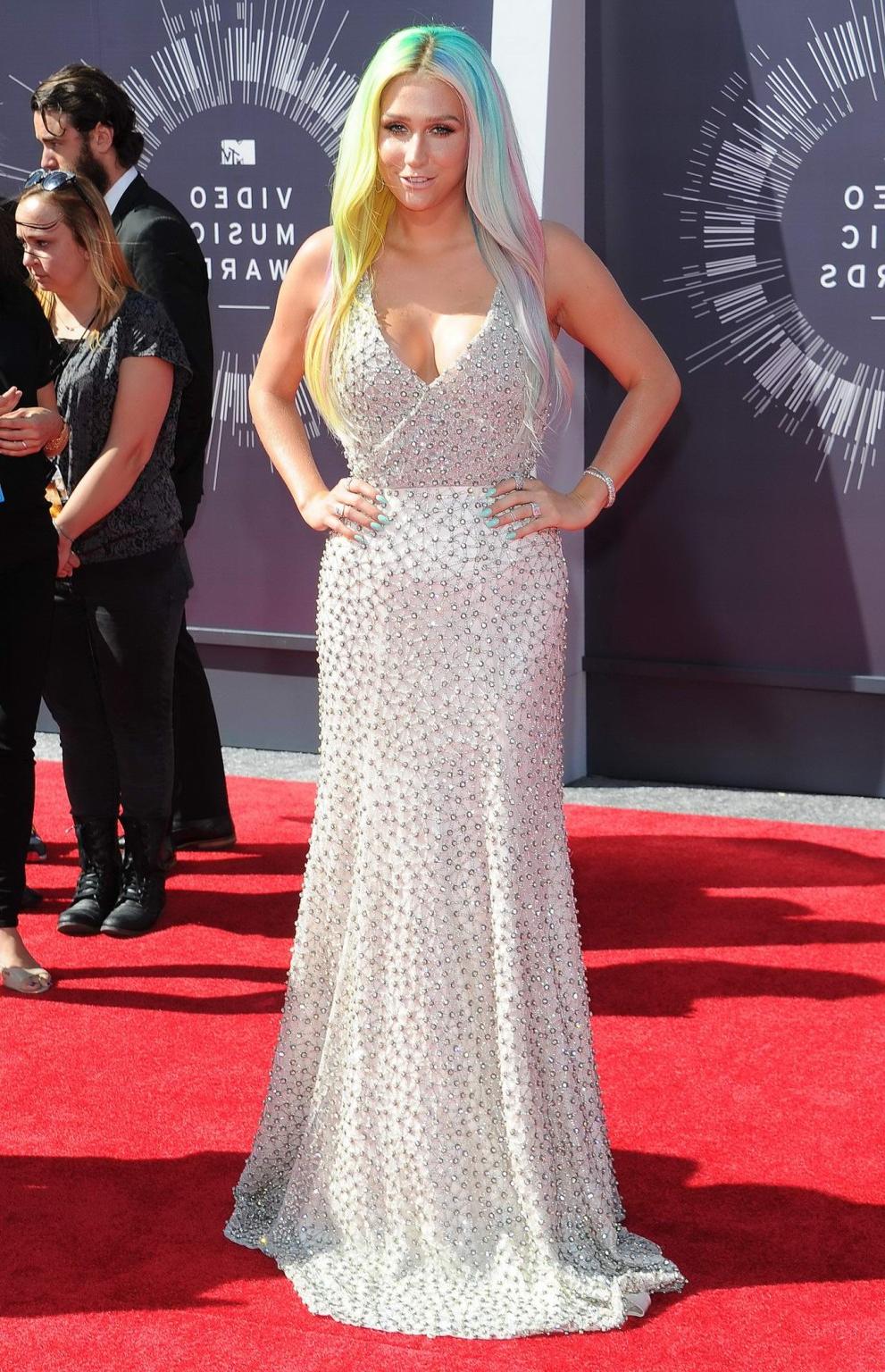 16P Kesha showing huge cleavage at the 2014 MTV Video Music Awards in Inglewood