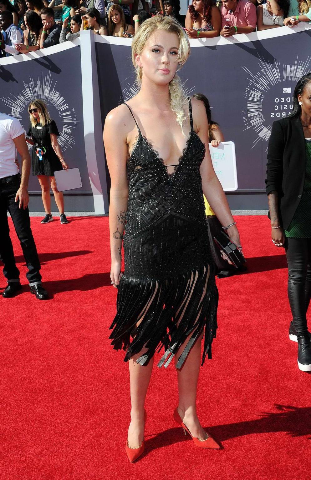 16P Ireland Baldwin braless showing sideboob and cleavage at the 2014 MTV Video Musi