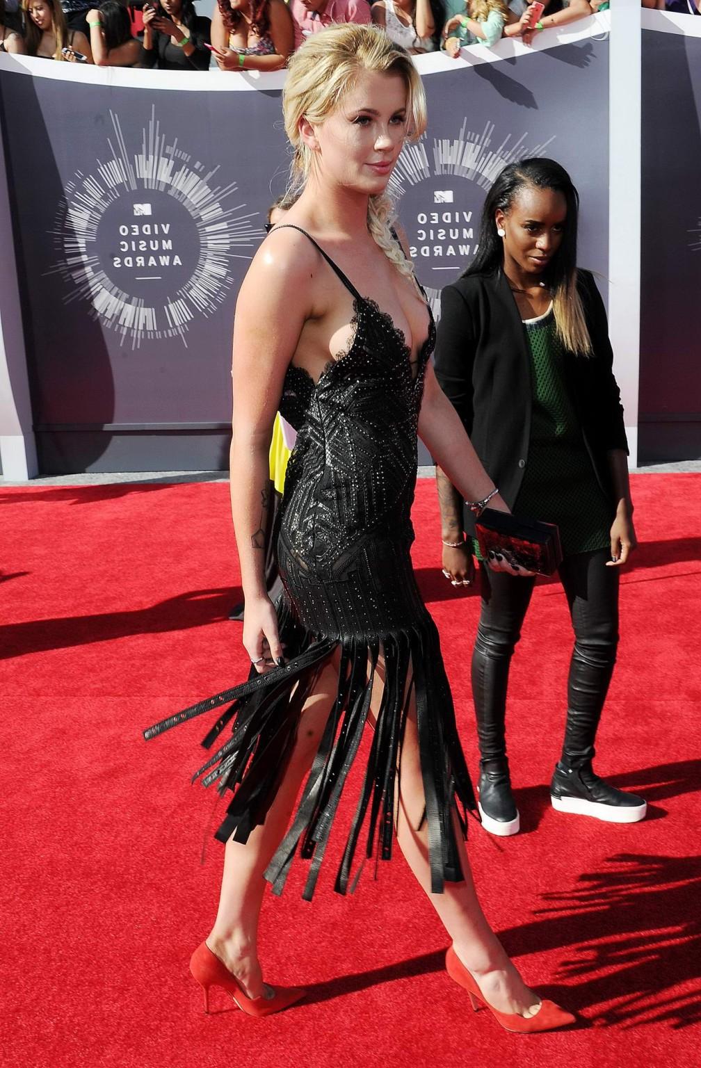 16P Ireland Baldwin braless showing sideboob and cleavage at the 2014 MTV Video Musi