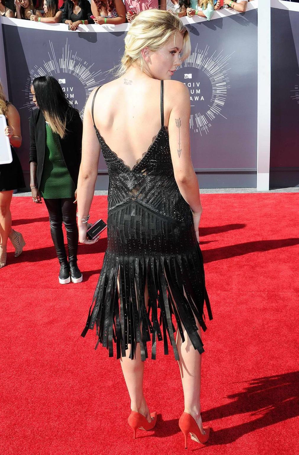 16P Ireland Baldwin braless showing sideboob and cleavage at the 2014 MTV Video Musi
