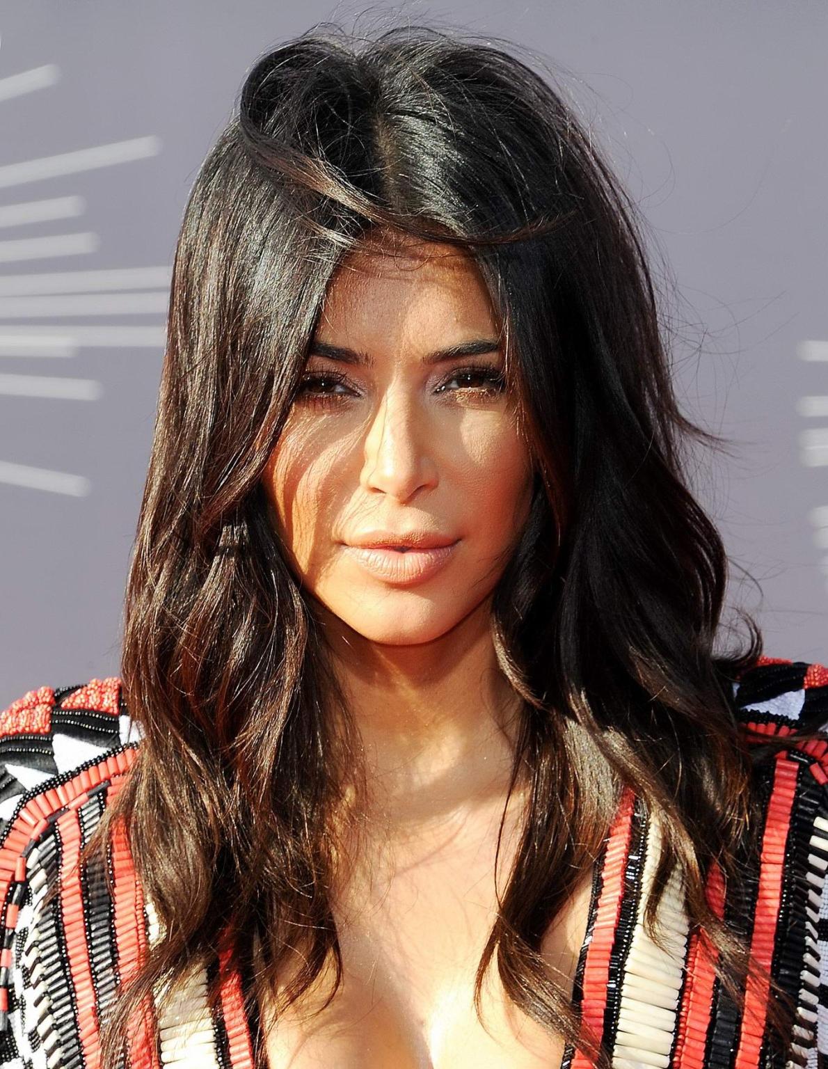 16P Kim Kardashian showing huge cleavage at the 2014 MTV Video Music Awards in Ingle