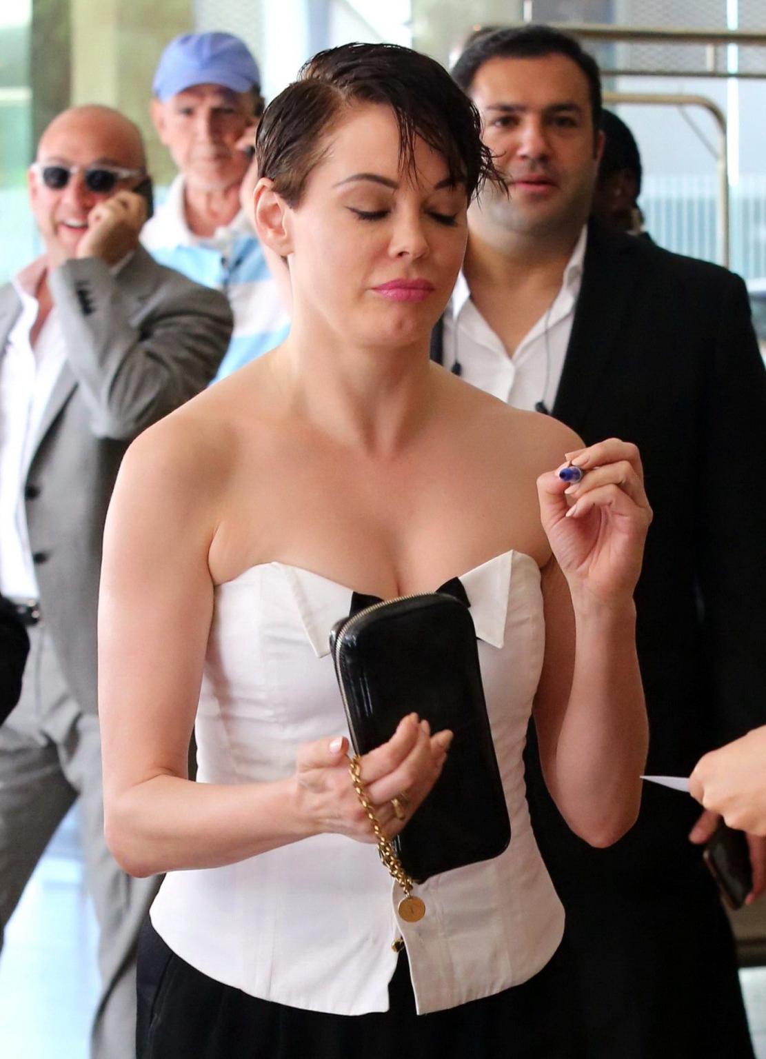 10P Rose McGowan shows huge cleavage wearing a strapless top at Hollywood Foreign Pr