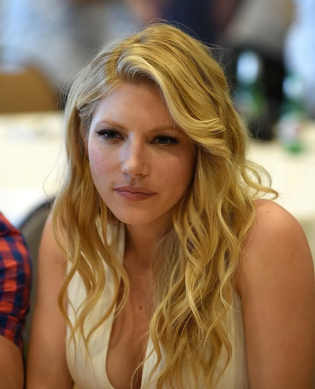 16P Katheryn Winnick showing big cleavage in a tight white dress at the Vikings Pres