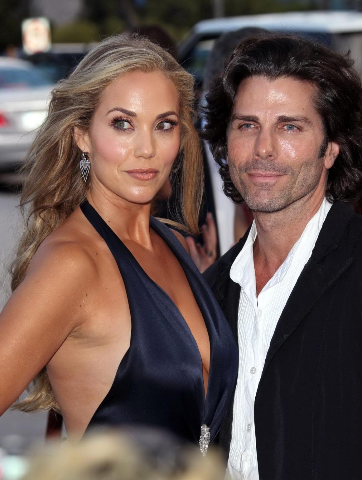 10P Elizabeth Berkley showing cleavage at Dizzy Feet Foundations 4th annual Celebrat