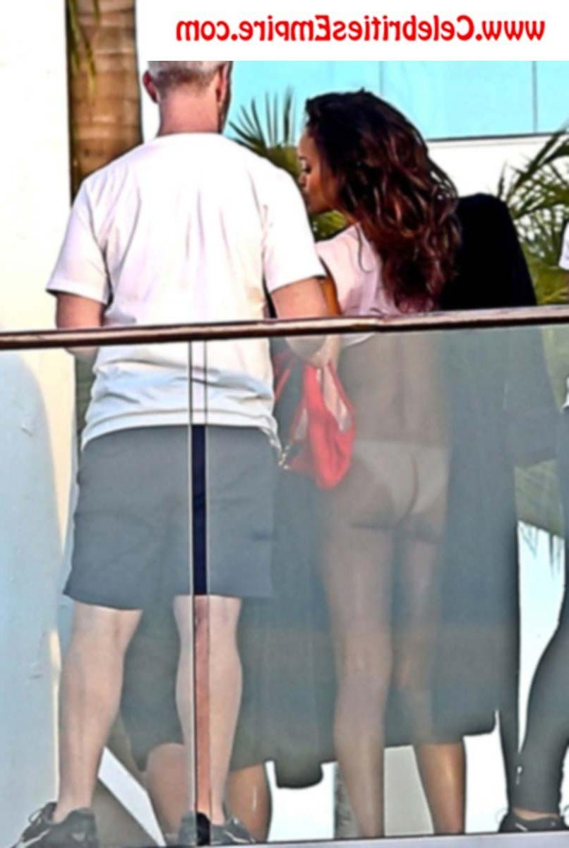 20P Rihanna Nude Booty And Boob Slip