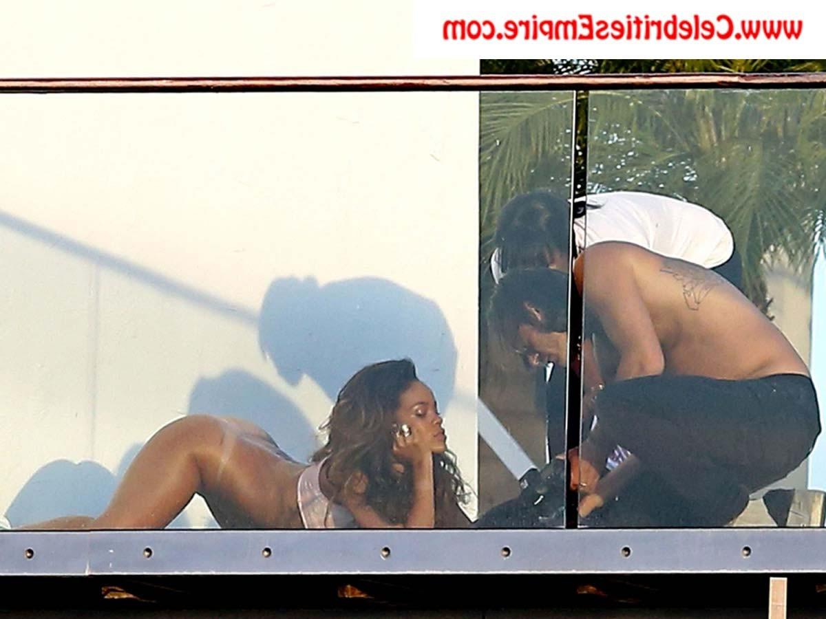 20P Rihanna Nude Booty And Boob Slip