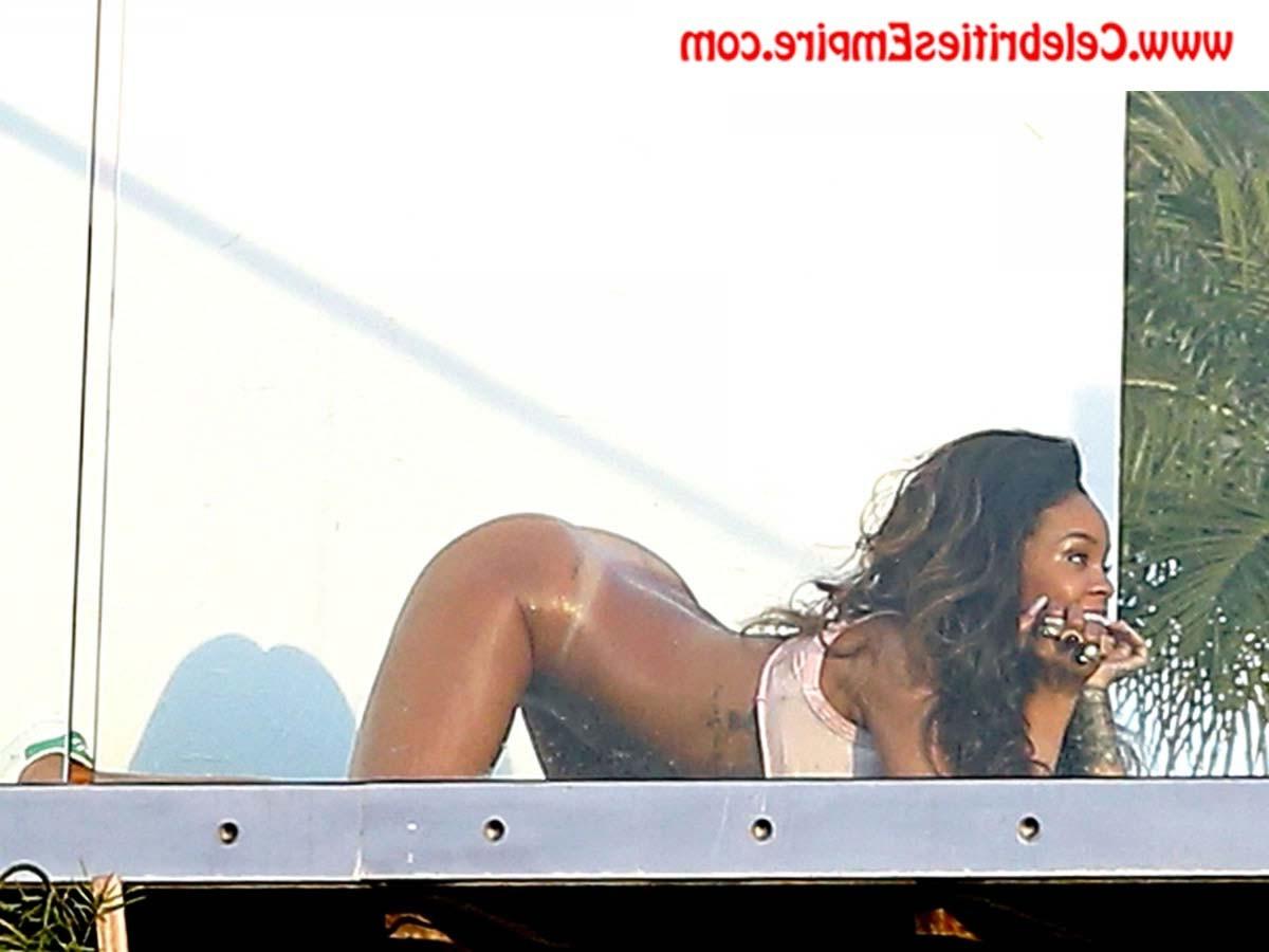 20P Rihanna Nude Booty And Boob Slip