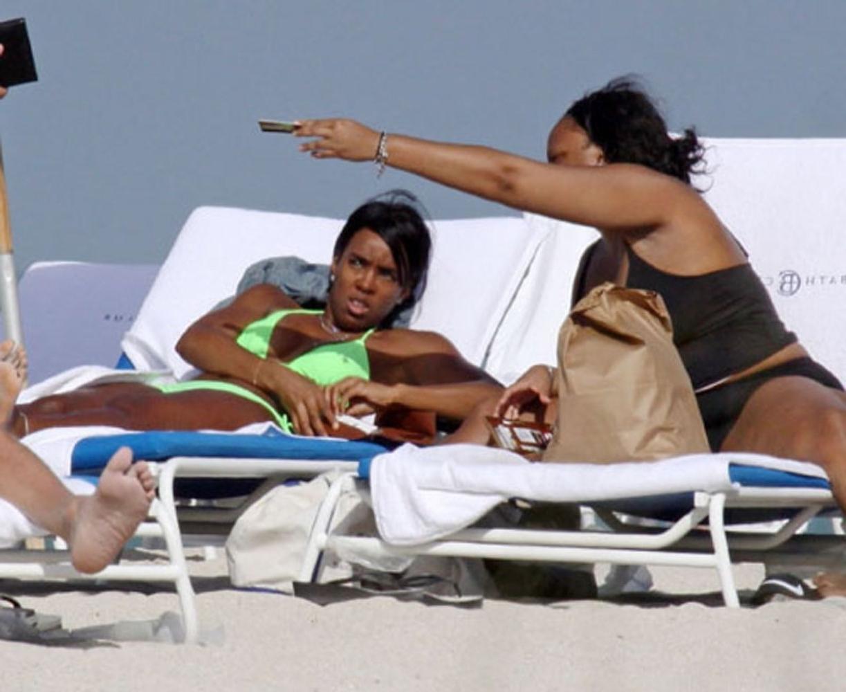 15P Kelly Rowland  see her nude tits in public