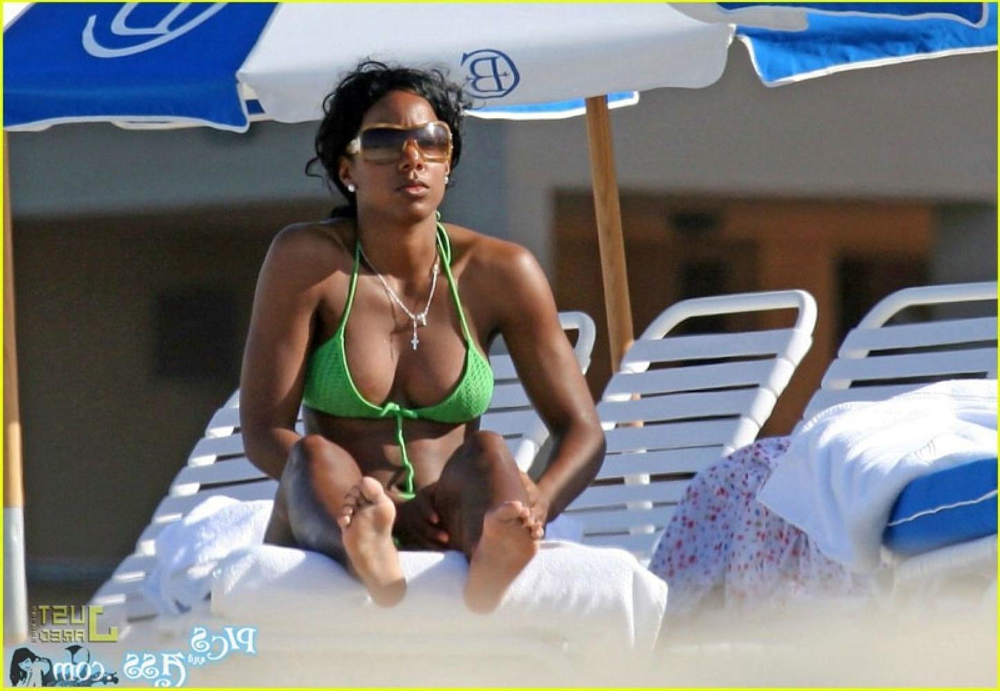 15P Kelly Rowland  see her nude tits in public