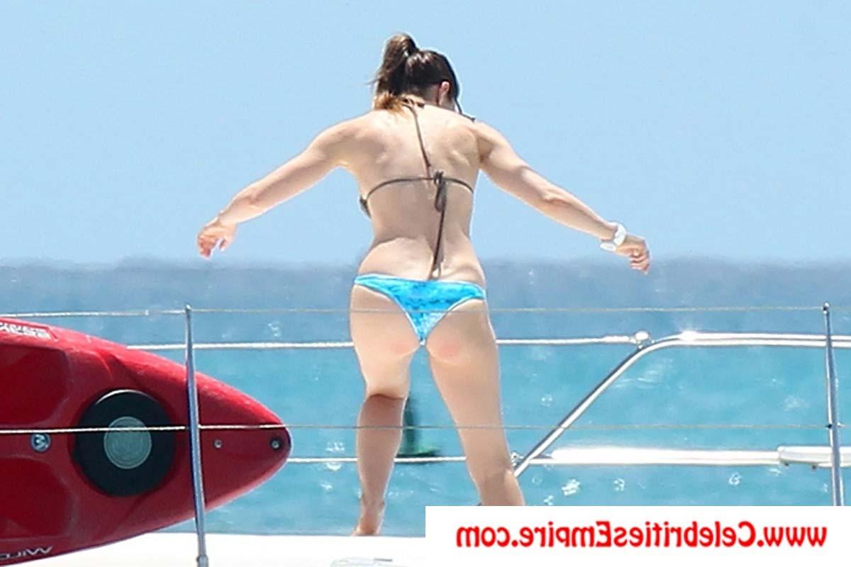 20P Jessica Biel Hot Cleavage in sexy bikini
