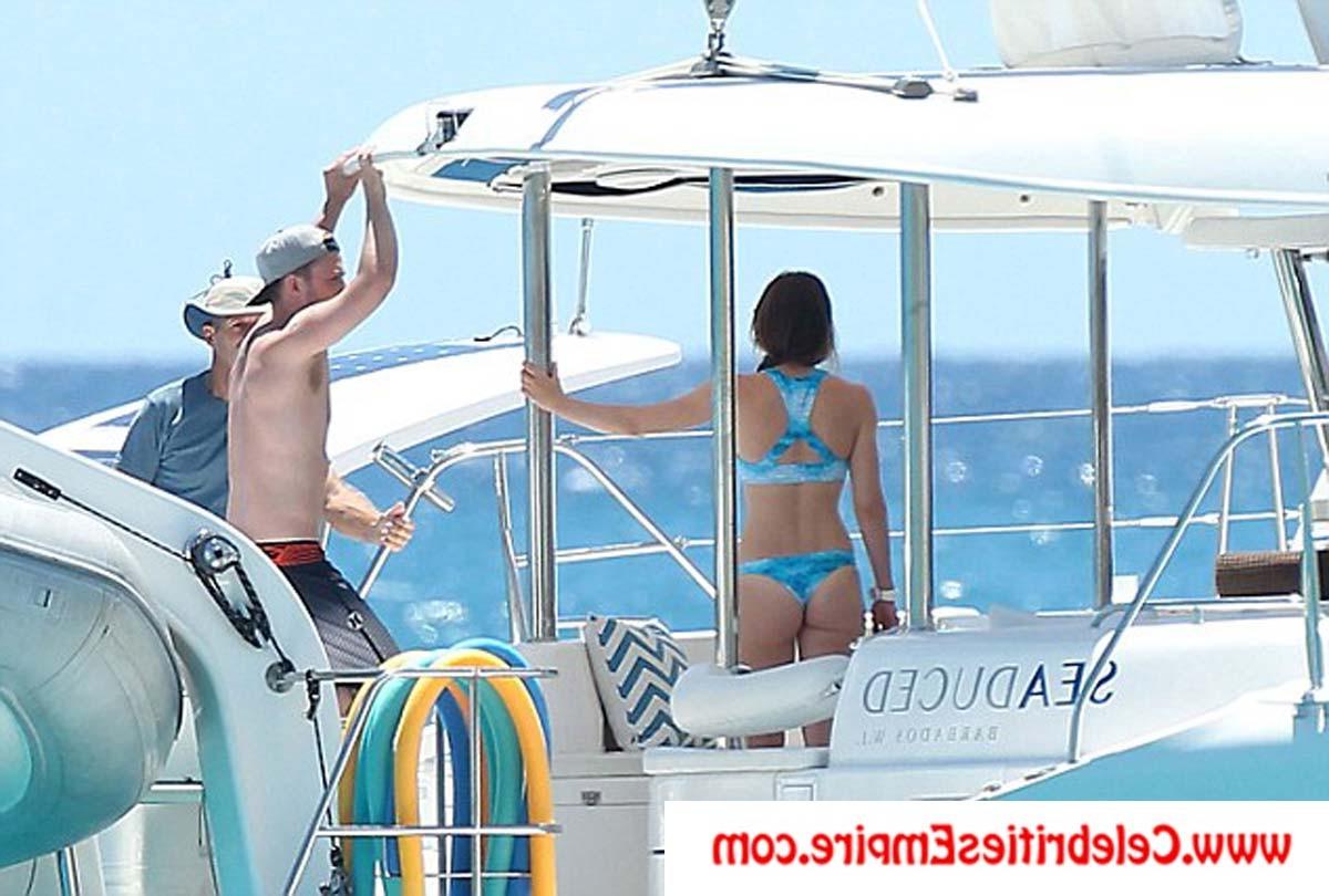 20P Jessica Biel Hot Cleavage in sexy bikini