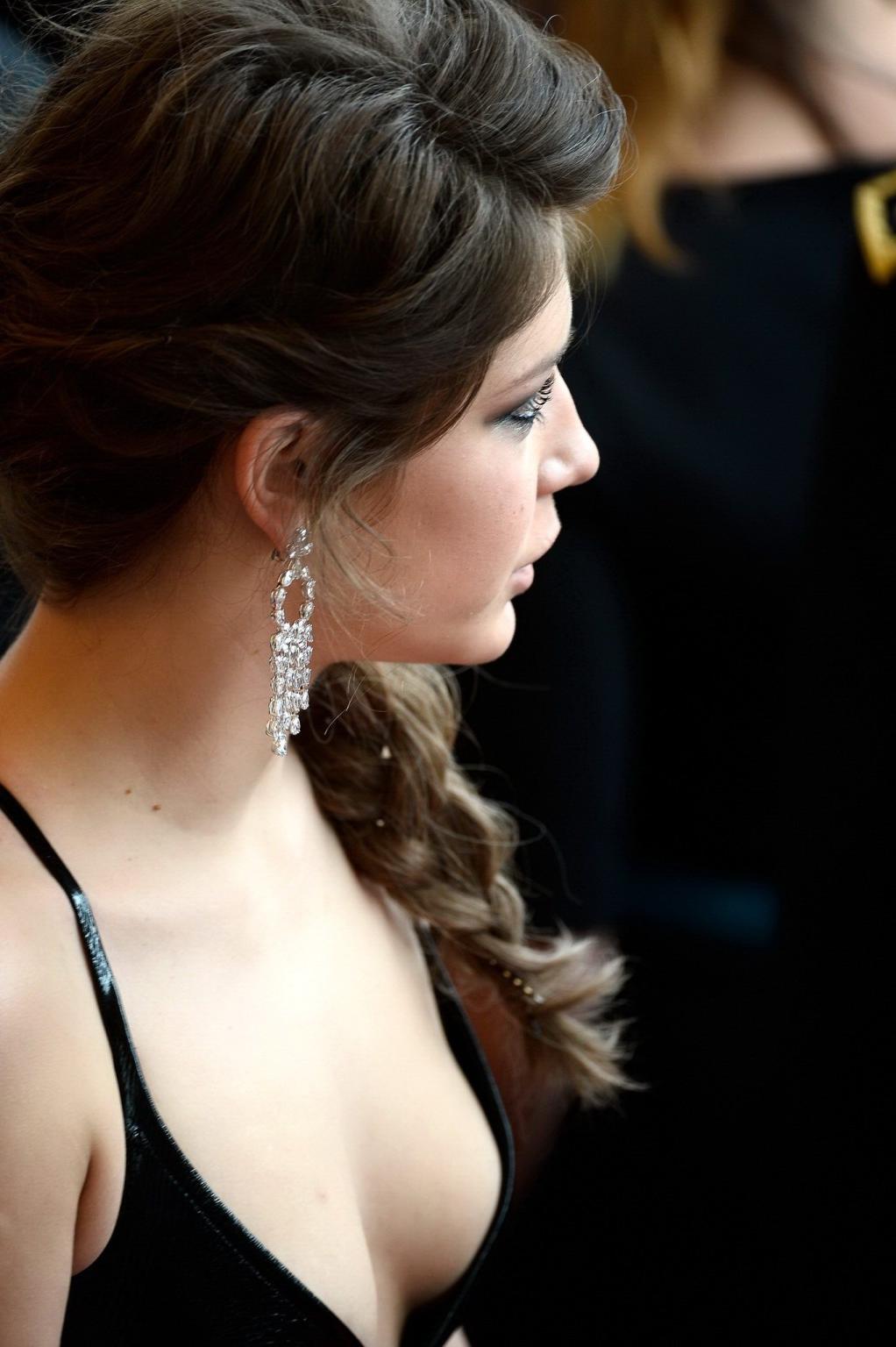 16P Adele Exarchopoulos showing huge cleavage at the opening ceremony and the Grace 