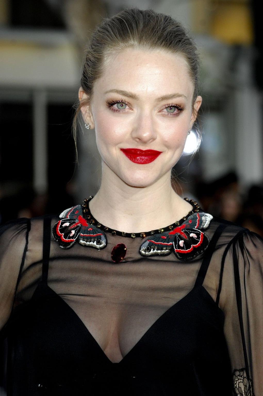 16P Amanda Seyfried showing huge cleavage in black transparent mini dress at the fil