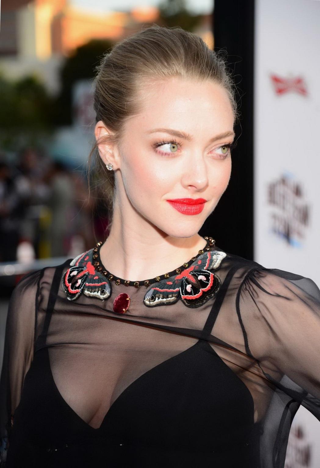16P Amanda Seyfried showing huge cleavage in black transparent mini dress at the fil