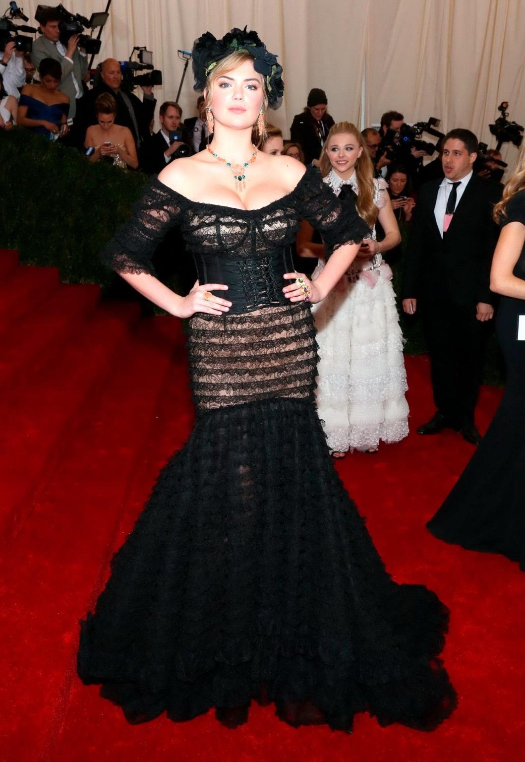 16P Busty Kate Upton showing cleavage at the 2014 Met Gala in NY