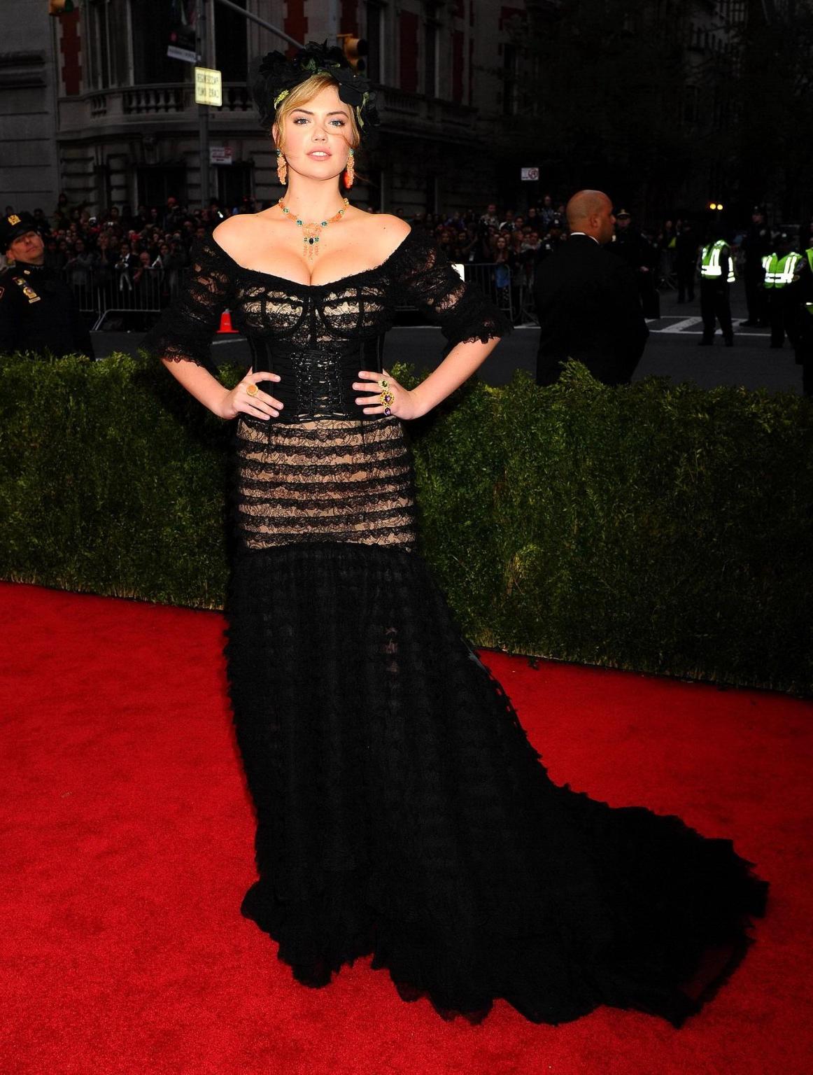 16P Busty Kate Upton showing cleavage at the 2014 Met Gala in NY