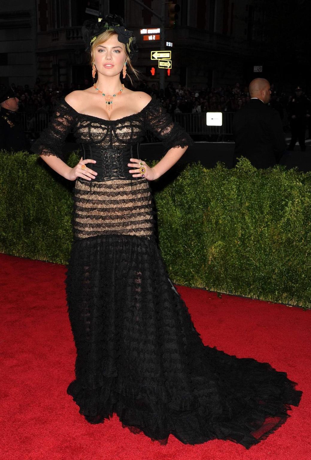 16P Busty Kate Upton showing cleavage at the 2014 Met Gala in NY