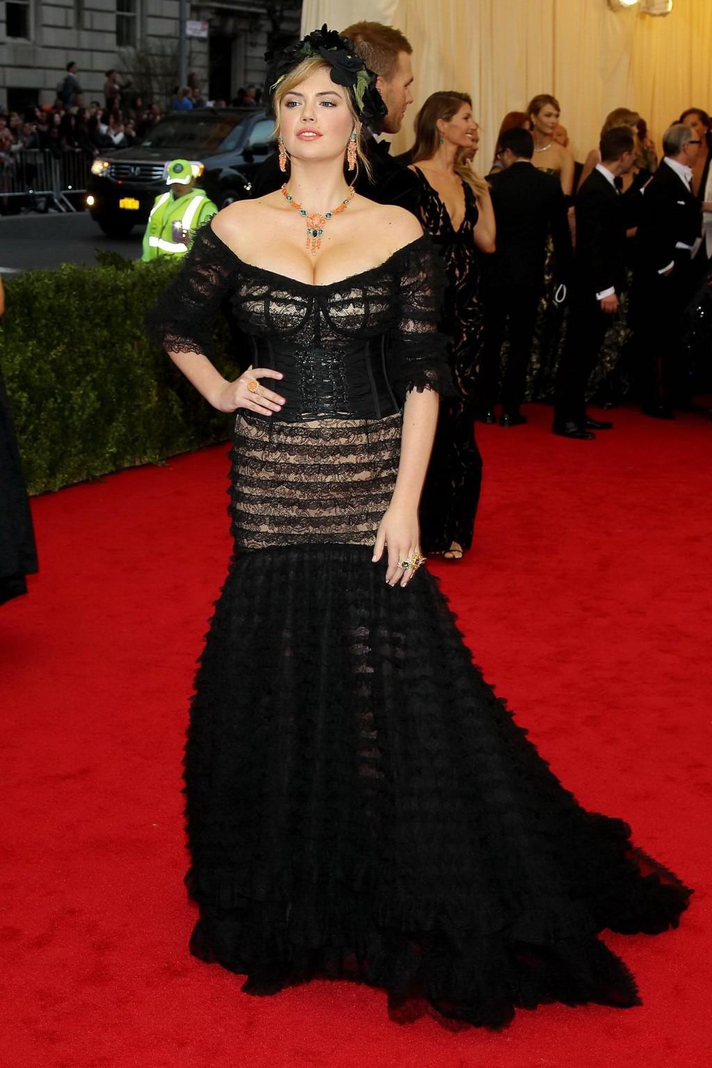 16P Busty Kate Upton showing cleavage at the 2014 Met Gala in NY