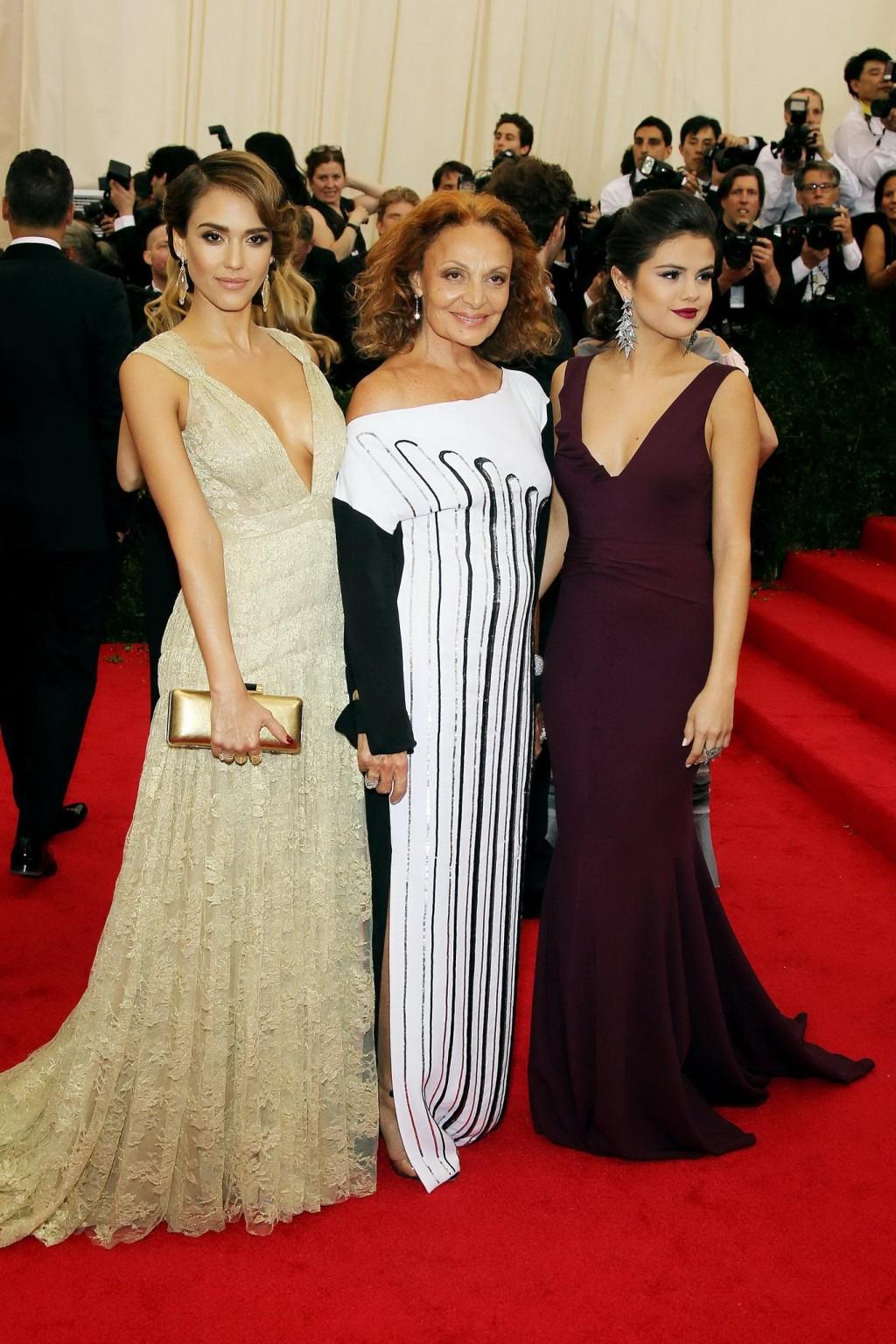 16P Jessica Alba showing cleavage at the 2014 Met Gala in NYC